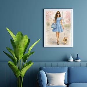 パリのウォールアート（印刷可能） - 青いドレスを着た女性と犬 - 寝室やオフィスに使えるシックなデジタルダウンロード - エッフェル塔の春のファッションポスター