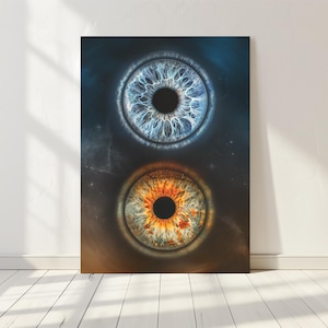 Puede incluir: Una impresión en lienzo vertical con dos primeros planos detallados de iris. El ojo superior es azul claro, el inferior es naranja y marrón. El fondo es oscuro con sutiles motas en forma de estrella. La impresión está apoyada contra una pared blanca y un suelo de madera.