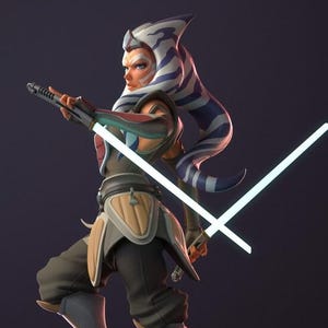 Może przedstawiać: Szczegółowa figurka żeńskiej postaci z Gwiezdnych Wojen, trzymającej dwa świecące miecze świetlne. Postać jest w dynamicznej pozie, ubrana w kostium z brązowymi, beżowymi i niebieskimi akcentami. Postać ma charakterystyczne ogony na głowie i znaki na twarzy, stojąc na skalistej podstawie.