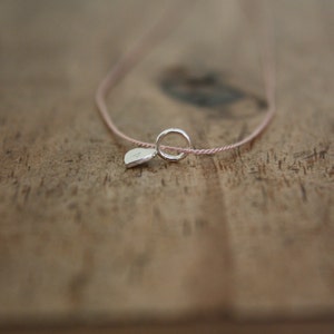 Dije de corazón pequeño * collar de seda con corazón de plata esterlina * collar de seda * corazón personalizado * collar de dama de honor * collar de mejor amiga