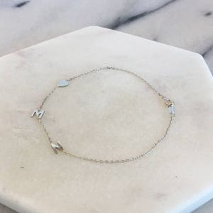 Pulsera de letras pequeñas PLATA DE LEY • pulsera inicial de plata • pulsera de letras asimétricas • pulsera inicial • pulsera de letras laterales