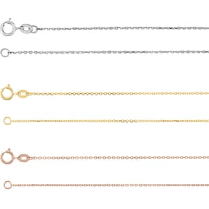 K&ouml;nnte beinhalten: F&uuml;nf verschiedene Kettenhalsketten in Silber, Gold und Ros&eacute;gold. Die Ketten sind alle im gleichen Stil, mit kleinen, runden Gliedern.