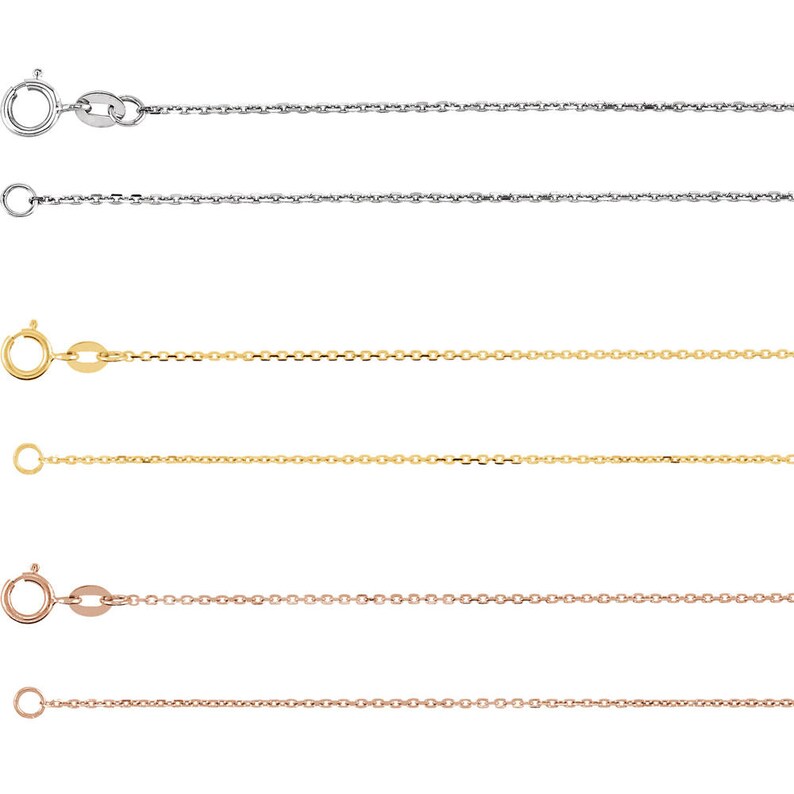 K&ouml;nnte beinhalten: F&uuml;nf verschiedene Kettenhalsketten in Silber, Gold und Ros&eacute;gold. Die Ketten sind alle im gleichen Stil, mit kleinen, runden Gliedern.