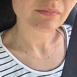 Collar con inicial de oro de 14 k • Collar con inicial lateral • Collar con iniciales personalizado de oro macizo • Regalo para el Día de la Madre