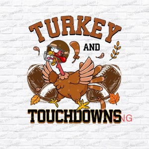 Op de afbeelding: Een cartoon illustratie met een kalkoen met een voetbalhelm, met de woorden "TURKEY AND TOUCHDOWNS" in bruin en zwart. Twee voetballen en herfstbladeren zijn ook inbegrepen. De achtergrond is een witte bakstenen muur.