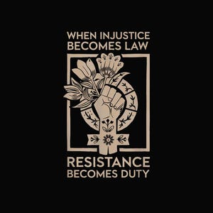 Könnte beinhalten: Ein schwarz-weißes Grafikdesign mit einer erhobenen Faust, die Blumen hält. Die Grafik befindet sich in einem quadratischen Rahmen mit dem Text "WHEN INJUSTICE BECOMES LAW RESISTANCE BECOMES DUTY".