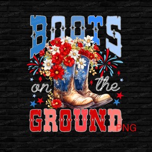 Op de afbeelding: Grafisch ontwerp met een paar cowboylaarzen, een bloemstuk en de tekst "Boots on the Ground" in een patriottisch kleurenschema. Het ontwerp bevat rode, witte en blauwe elementen.