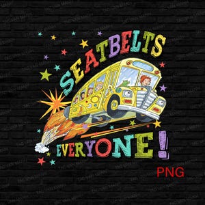 Può includere: Illustrazione di un autobus scolastico giallo con la scritta "SEATBELTS EVERYONE!". L'autobus ha bambini all'interno e una rana davanti. Include stelle colorate, fiamme e una filigrana PNG.