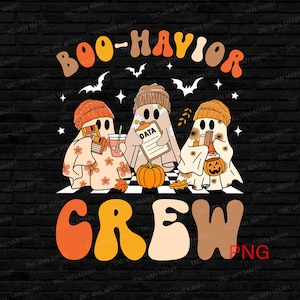 Könnte beinhalten: Ein Halloween-Grafik im Retro-Stil mit drei Geisterfiguren, die Hüte tragen und verschiedene Gegenstände halten. Der Text "BOO-HAVIOR CREW" ist in Orange und Braun gehalten, mit Fledermäusen und Sternen. Das Wort "PNG" befindet sich unten rechts.