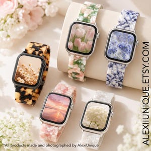 Puede incluir: Cinco relojes Apple con diferentes correas. Uno tiene una correa de carey, otro una correa floral rosa y blanca, y un tercero una correa de mármol azul y blanco. Las esferas muestran imágenes de flores y una puesta de sol. El texto "ALEXIUNIQUE.ETSY.COM" es visible.