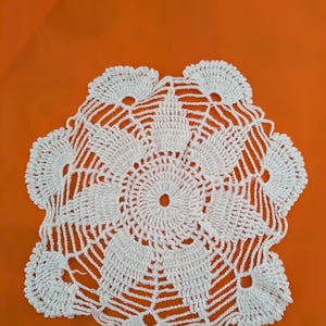 Handgemachtes weißes Häkeldeckchen im Vintage-Stil