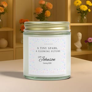 Candela personalizzata per l&#39;annuncio della gravidanza A Tiny Spark, nome e data personalizzabili, design colorato con scarabocchio per bambini, 113 g/240 g, cera di cocco
