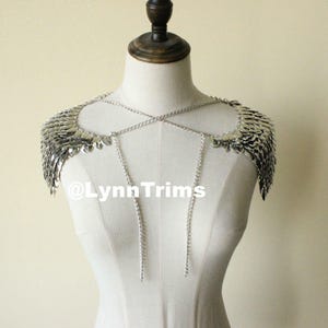 Rüstung Epauletten in Drachenschuppen Gestrickte Scalemail Harness Schulterschultern Verstellbares Halsstück Brennender Mann Rüstung Metall glänzend