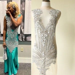 Pode incluir: Um enfeite de contas prateadas para um vestido ou roupa. O enfeite é feito de pequenos strass transparentes e tem um design delicado e intrincado.