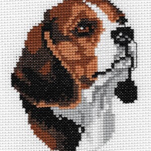 Pode incluir: Retrato em ponto cruz da cabeça de um cão, com fios castanhos, pretos, brancos e cinzentos. O pelo do cão é representado com pontos detalhados, com foco nos olhos e no nariz. O fundo é de tecido branco.