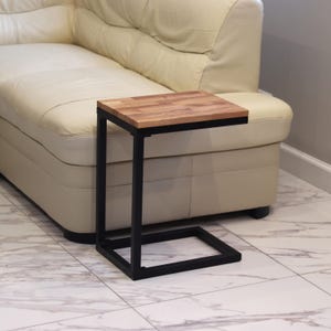Mesa auxiliar de sofá en forma de C / Superficie negra o de madera / Hecha a mano en acero / Mesa de sofá / Mesa de centro / Mesa para computadora portátil