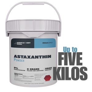 Könnte beinhalten: Weißer Nahrungsergänzungsmittelbehälter mit Griff, beschriftet mit "ASTAXANTHIN POWDER". Der Behälter hat blaue und schwarze Akzente, mit Text, der 0 Gramm Füllstoffe und Zusatzstoffe und 2500 Portionen angibt. Der Text "Up to FIVE KILOS" ist ebenfalls sichtbar.