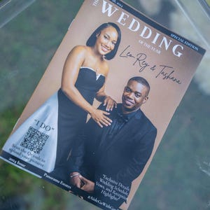 Könnte beinhalten: Ein Magazincover mit einem Hochzeitsfoto eines Paares in schwarzer Kleidung. Das Cover lautet "Hochzeit des Jahres" und "Lea Rey & Tashana".