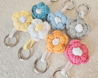 Portachiavi con ciondolo a forma di fiore in cotone intrecciato a mano – Accessorio portachiavi fatto a mano