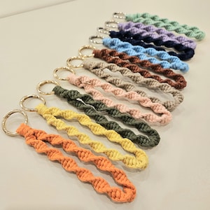 Makramee Armband Schlüsselanhänger - Spiral (gedrehtes) Muster - Handgefertigtes Schlüsselanhänger Accessoire