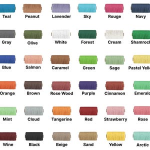 Pu&ograve; includere: Una collezione di rocchetti di filo colorati, ciascuno etichettato con un nome di colore diverso. I colori includono verde acqua, arachidi, lavanda, cielo, rosso, blu navy, grigio, oliva, bianco, foresta, crema e trifoglio.