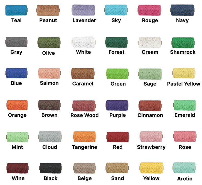 Pu&ograve; includere: Una collezione di rocchetti di filo colorati, ciascuno etichettato con un nome di colore diverso. I colori includono verde acqua, arachidi, lavanda, cielo, rosso, blu navy, grigio, oliva, bianco, foresta, crema e trifoglio.