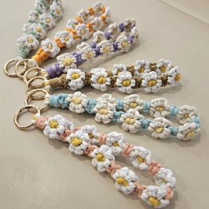 Macrame Wristlet Keychain – Flower Pattern (Daisy) – Handmade Keychain Accessory
