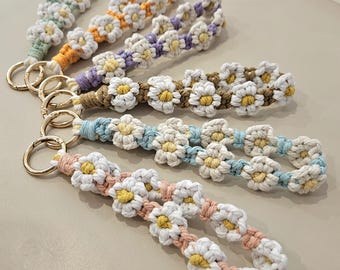 Portachiavi da polso in macramè – Motivo floreale (margherita) – Accessorio portachiavi fatto a mano