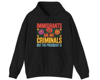Les immigrés rigolos ne sont pas des criminels The President Is Feminist Sweat à capuche Anti Trumpp 86 47 pour hommes et femmes