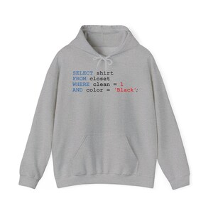 Peut inclure: Un sweat &agrave; capuche gris clair avec une poche avant et une capuche &agrave; cordon. Le devant du sweat &agrave; capuche affiche le texte "SELECT shirt FROM closet WHERE clean = 1 AND color = 'Black';" en bleu et rouge.