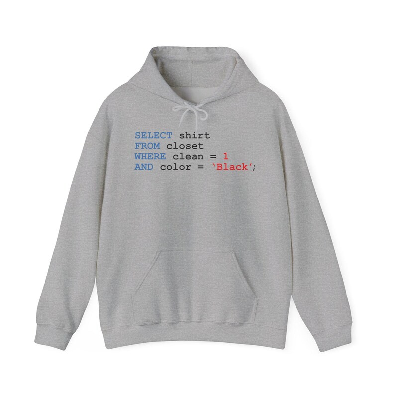 Peut inclure: Un sweat &agrave; capuche gris clair avec une poche avant et une capuche &agrave; cordon. Le devant du sweat &agrave; capuche affiche le texte "SELECT shirt FROM closet WHERE clean = 1 AND color = 'Black';" en bleu et rouge.