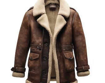 Puede incluir: Una chaqueta de cuero marrón con forro de piel de oveja y cinturón. La chaqueta tiene dos bolsillos grandes en la parte delantera y cierre de botón.