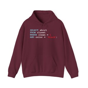 Peut inclure: Un sweat &agrave; capuche bordeaux avec une poche avant et une capuche &agrave; cordon. Le devant du sweat &agrave; capuche affiche le texte "SELECT shirt FROM closet WHERE clean = 1 AND color = 'Black';".