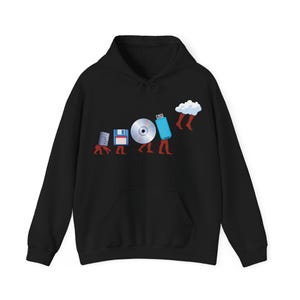Op de afbeelding: Zwarte hoodie met een grappige afbeelding van de evolutie van dataopslag, beginnend met een ponskaart en eindigend met een wolk. De afbeelding toont elk opslagapparaat als een persoon die het volgende apparaat op zijn rug draagt.