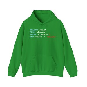 Peut inclure: Un sweat &agrave; capuche vert avec une poche avant et un cordon de serrage. Le devant affiche du texte dans un style de code de programmation : "SELECT shirt FROM closet WHERE clean = 1 AND color = black;".