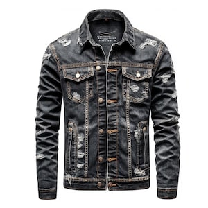 Puede incluir: Una chaqueta vaquera azul oscuro con detalles desgastados y cierre de botones en la parte delantera.