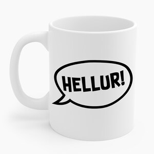 Könnte beinhalten: Weiße Keramik-Kaffeetasse mit einer schwarzen Sprechblase, auf der in fetter Schrift "HELLUR!" steht.