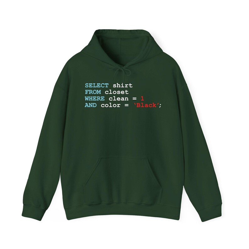 Peut inclure: Un sweat &agrave; capuche vert fonc&eacute; avec une poche avant et un cordon de serrage. Le devant affiche le texte "SELECT shirt FROM closet WHERE clean = 1 AND color = 'Black';" dans un style de code informatique.
