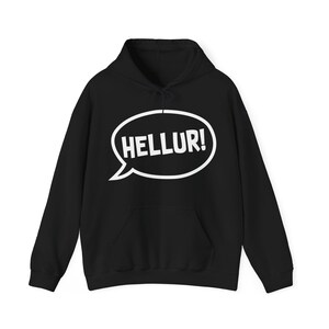 Könnte beinhalten: Schwarzer Kapuzenpullover mit einer weißen Sprechblase mit der Aufschrift "HELLUR!". Der Pullover hat eine Vordertasche und eine Kapuze mit Kordelzug. Die Grafik ist mittig auf der Brust platziert.