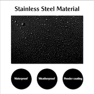 Pu&ograve; includere: Primo piano di una superficie in acciaio inossidabile nero con gocce d'acqua. Il testo "Stainless Steel Material" &egrave; nella parte superiore dell'immagine. Sotto la superficie ci sono tre cerchi neri con il testo "Waterproof", "Weatherproof" e "Powder coating" su ciascuno.