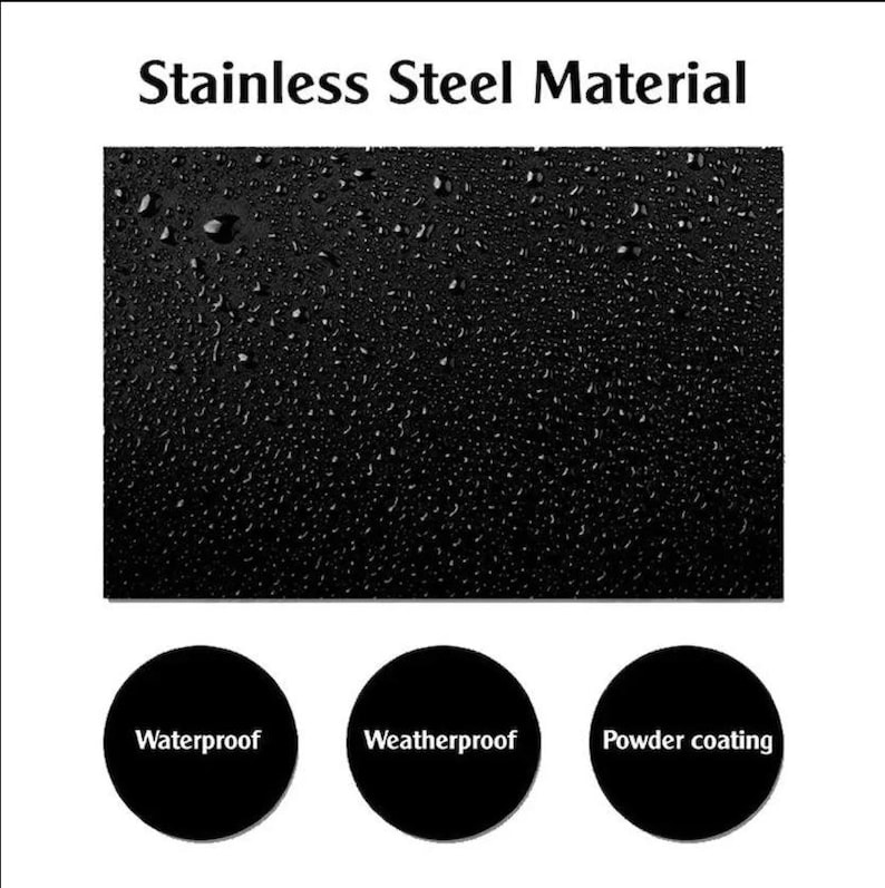 Pu&ograve; includere: Primo piano di una superficie in acciaio inossidabile nero con gocce d'acqua. Il testo "Stainless Steel Material" &egrave; nella parte superiore dell'immagine. Sotto la superficie ci sono tre cerchi neri con il testo "Waterproof", "Weatherproof" e "Powder coating" su ciascuno.