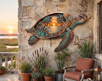 Può includere: Una scultura da parete a forma di tartaruga marina con finitura in patina color rame e verde acqua. Il guscio della tartaruga presenta una scena intagliata con palme e un tramonto sull'acqua. La scultura è fissata su una parete in pietra.