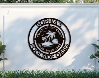 Könnte beinhalten: Schwarzes Metallschild mit den Worten "Sophia's Poolside Oasis" in einem kreisförmigen Design. Das Schild enthält Palmen, eine Sonne und die Sätze "Relax, Laugh, Enjoy, Good Vibes Only."