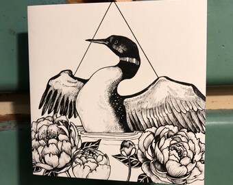 Pode incluir: Ilustração a preto e branco de um mergulhão com as asas abertas, rodeado de flores pretas e brancas. O mergulhão está num quadro triangular.