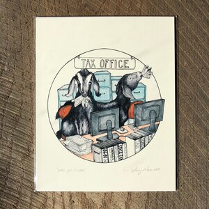 Può includere: Un'illustrazione umoristica di due capre che lavorano in un ufficio fiscale. Una capra è seduta a un computer con una pila di carte sulla scrivania. L'altra capra è in piedi davanti a un computer con un pezzo di carta in bocca. Il testo sul cartello sopra le capre dice "Tax Office". Il testo sotto le capre dice "Goats get it done".