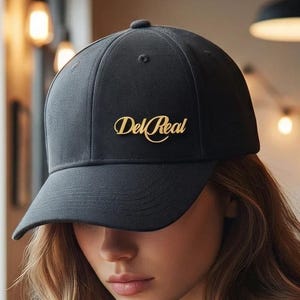 Anpassad namnbrosch, personliga namnskyltar, initialbrosch, monogrambrosch för klänning, namnnål, brudtärnepresent, födelsedagspresent till jul