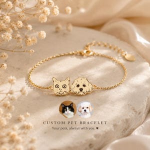 Könnte beinhalten: Ein goldfarbenes Kettenarmband mit zwei gravierten Haustier-Porträtanhängern, die eine Katze und einen Hund zeigen. Das Armband hat einen kleinen runden Anhänger am Verschluss. Der Text lautet: CUSTOM PET BRACELET Your pets, always with you.