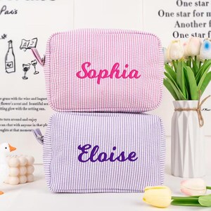 Personalisierte Kosmetiktasche mit Buchstaben bestickt, Kosmetiktasche aus Seersucker, Kosmetiktasche für die Braut, Kulturbeutel für die Braut, Geschenk für Brautjungfer