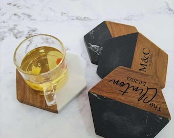 Sottobicchieri in marmo e legno con incisione personalizzata, set di sottobicchieri personalizzati, regalo per la nuova casa, regalo di inaugurazione della casa, regalo per gli sposi, regalo di anniversario