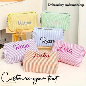 Bestickte Seersucker Kosmetiktasche, Kosmetiktasche mit Buchstaben bestickt, Reise-Kulturtasche, Brautjungfer Kosmetiktasche, Brautjungfer Geschenk